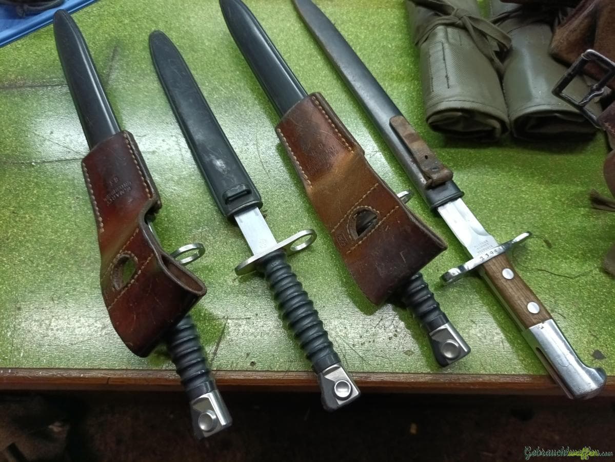 4 Bajonette zu Karabiner und Sturmgewehr