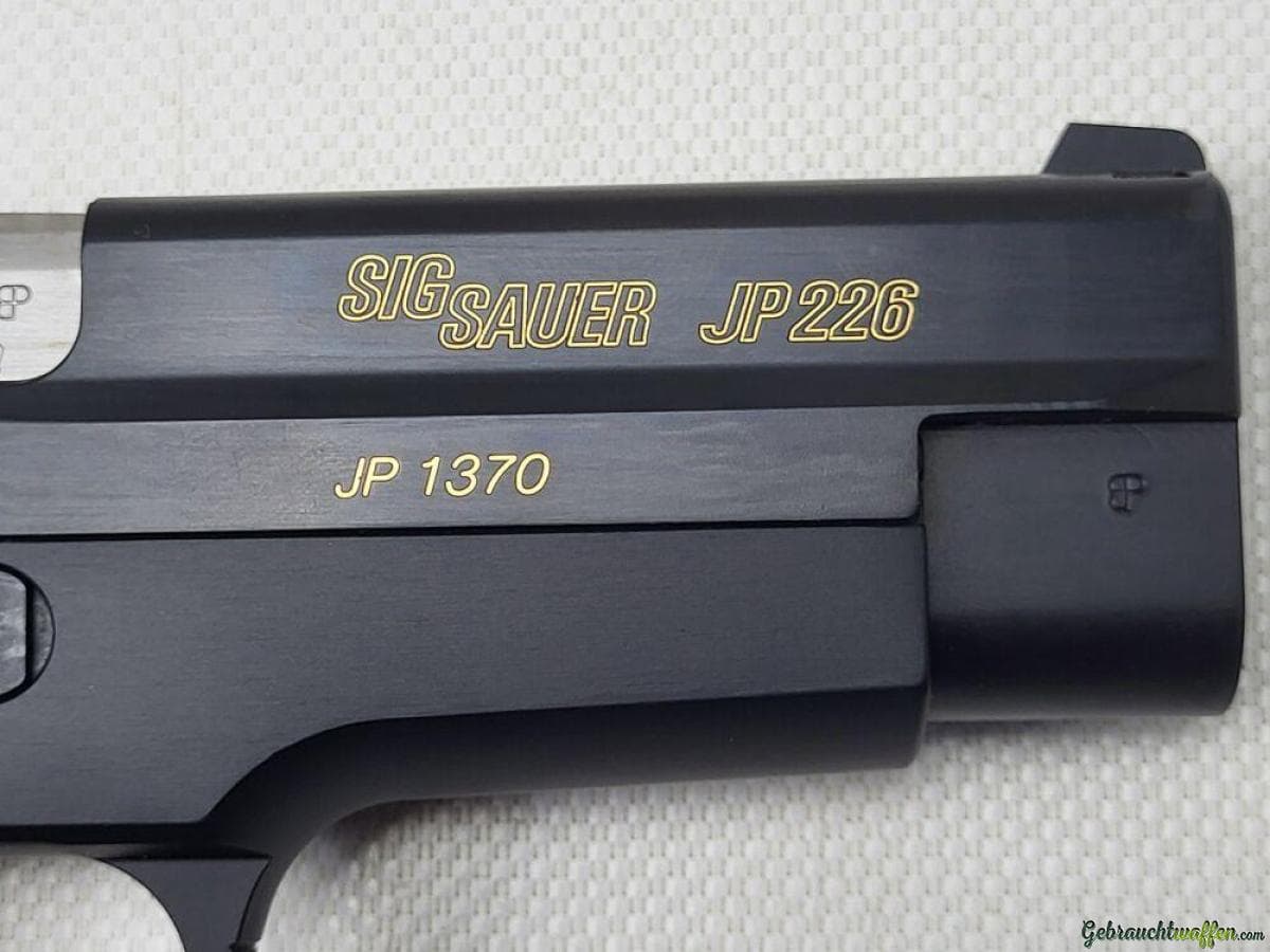 SIG P226 125-jähriges Jubiläum und SIG P220 Jahre SIG Firearms 1860–1985 — Bild 3