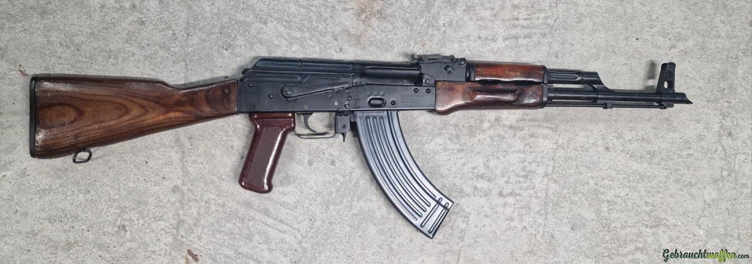 Ein halbautomatisches Gewehr (Ex-Full) Izhmash AKM-47 Ex-Full aus der damaligen Zeit