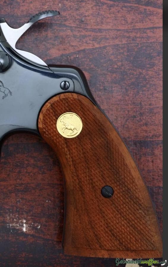 Suche originale Holz Griffschalen für einen Colt Python Revolver mit 2,5-Zoll-Lauf.